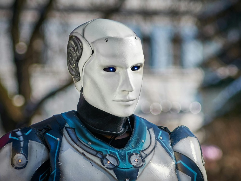 Un gigant tech concediază mii de angajați pentru a face loc inteligenței artificiale: decizia care șochează industria