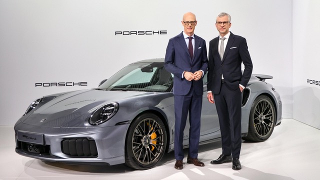 Porsche taie în carne vie după prăbușirea profitului: compania va deveni „mai compactă”, renunță la platforma pentru SUVuri electrice mari și plătește un miliard de euro către Audi pentru sinergii în grup