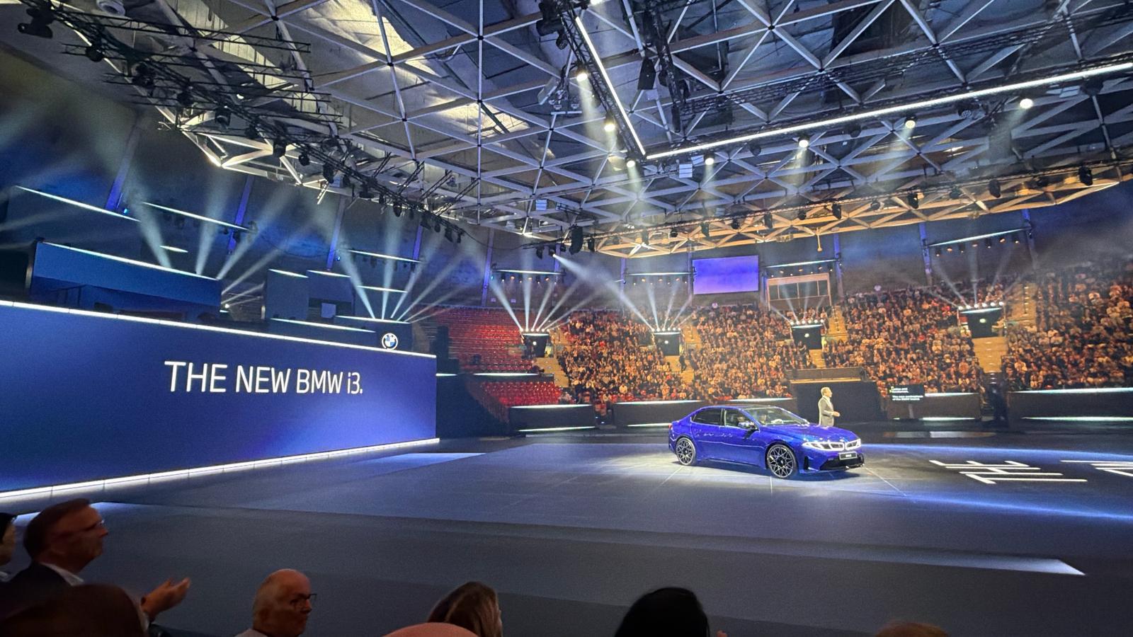 BMW electrifică Seria 3: noul i3 promite 900 km autonomie, se încarcă în 10 minute pentru 400 km și se construiește la uzina din München