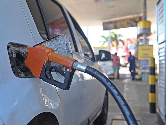 Prețurile carburanților continuă să scadă și vineri, benzina ajungând înainte de Paște la un minim de 8,72 lei/litru, iar motorina la 9,5 lei