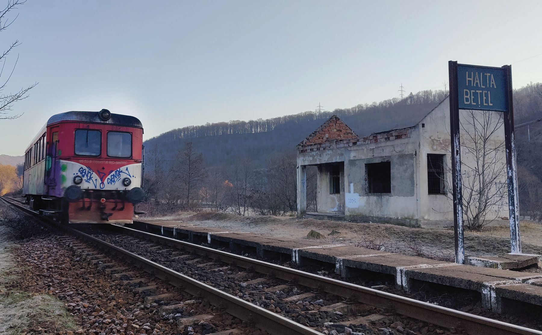 În 2020, guvernul Iranului, țară sub sancțiuni SUA, estima că în cinci ani rețeaua feroviară va fi dublată la 25.000 de kilometri. În România, țară membră a UE cu acces la fonduri europene, rețeaua feroviară se micșorează și legăturile se împuținează
