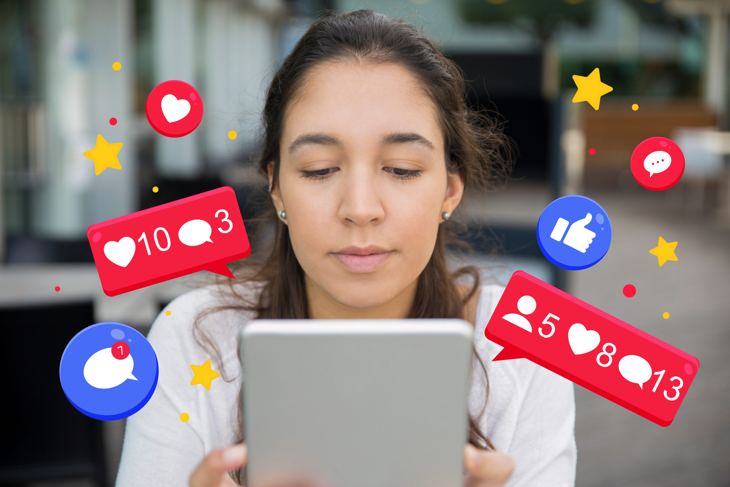 FOMO: teama că ratezi experiențele altora. De ce scroll-ul infinit pe TikTok te face să crezi că alții trăiesc mai bine decât tine?