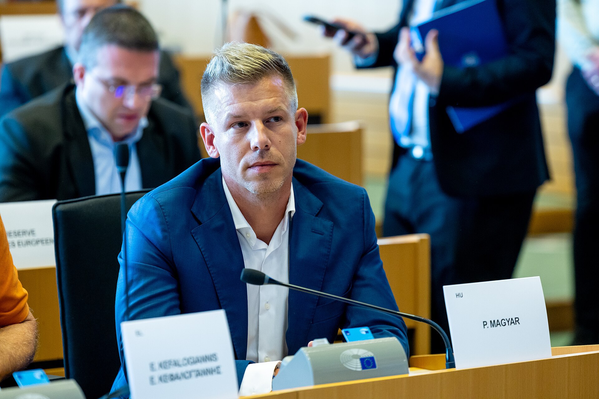 Cine este Péter Magyar, tânărul politician care avea la începutul anilor 2000 un afiș cu Viktor Orban deasupra patului,  iar acum a reușit să-l învingă în alegeri cu un scor zdorobitor