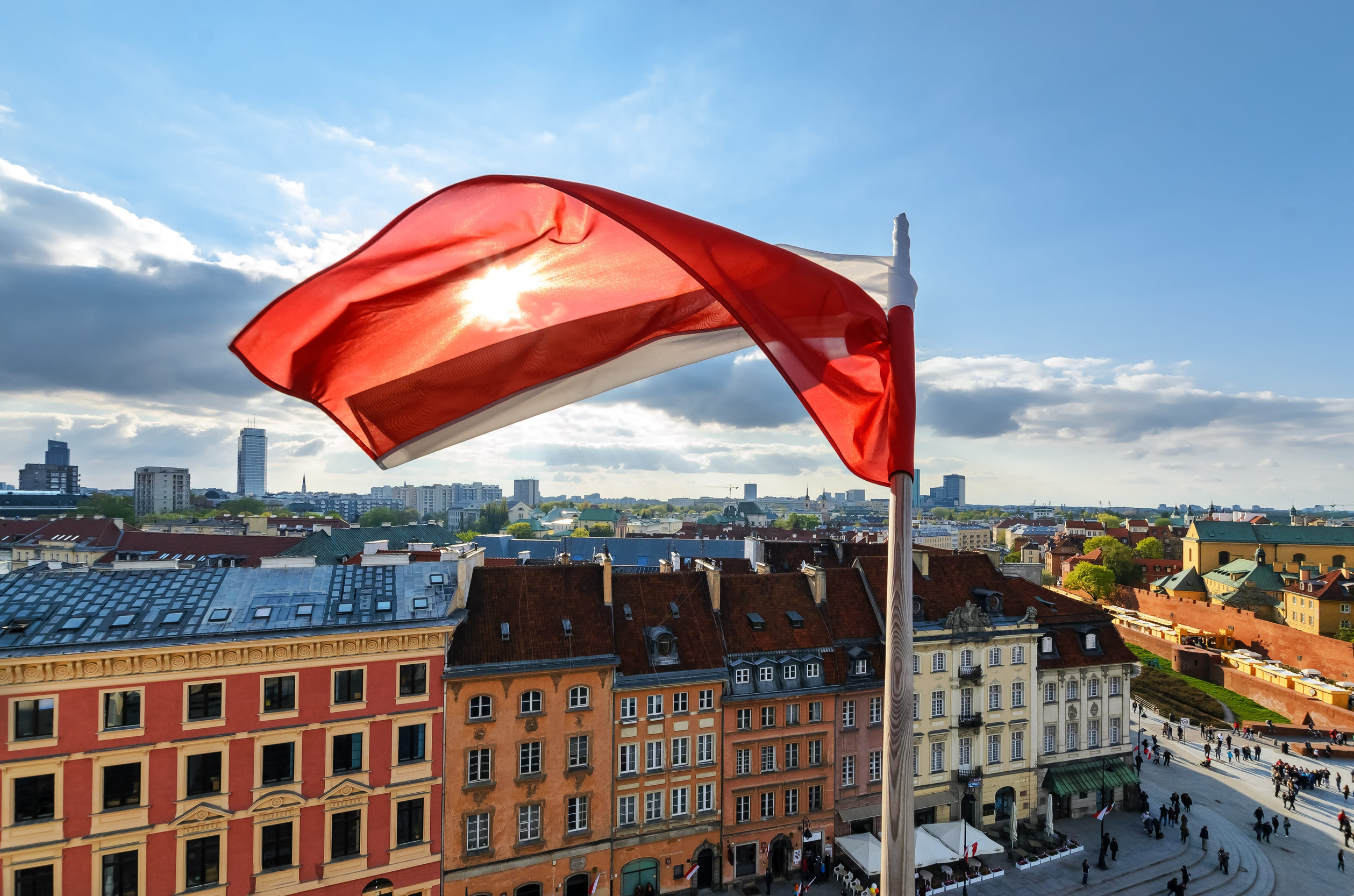 Polonia respinge ideea vânzării rezervelor de aur pentru armată: Ministrul Finanțelor avertizează că planul este o iluzie și insistă pe accesarea fondurilor UE, în ciuda blocajului politic intern