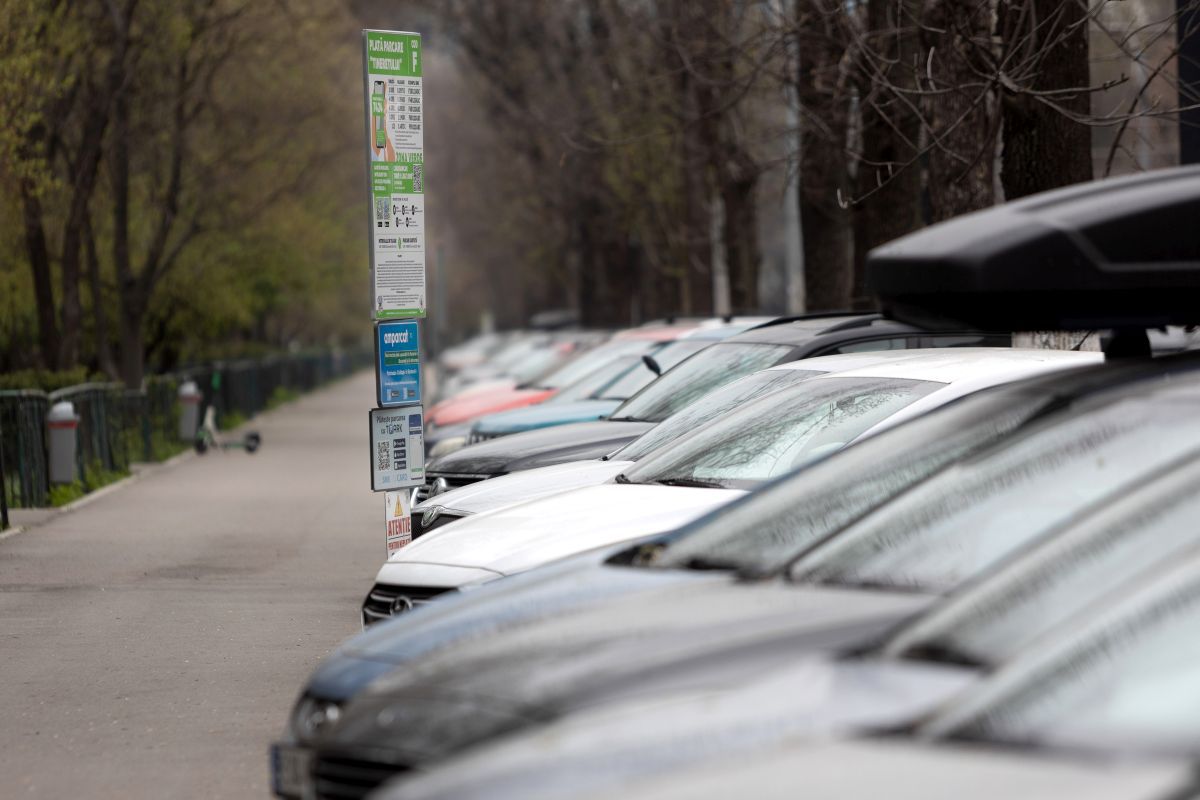 BREAKING. Mașinile electrice pot parca în continuare gratis pe parcările publice din București. Hibridele vor trebui de acum să plătească