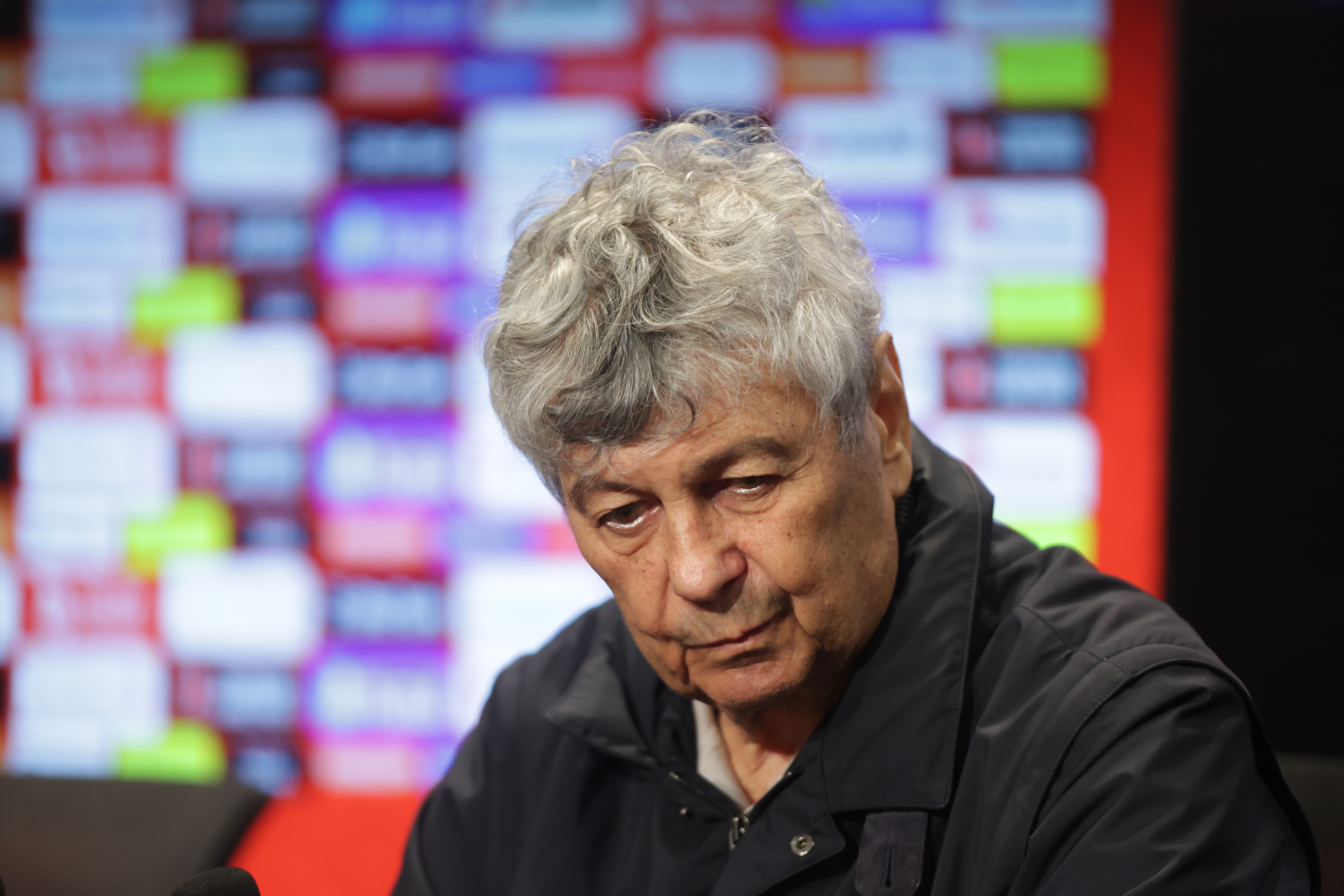 O lume întreagă își ia adio de la o legendă a fotbalului: Mircea Lucescu, omagiat la nivel mondial. Sicriul lui Lucescu a fost depus la Arena Națională. Ce scriu ziare străine despre marele antrenor român. ”A refuzat să abandoneze România în momentele sale dificile, în ciuda unor grave probleme de sănătate”. LIVE TEXT