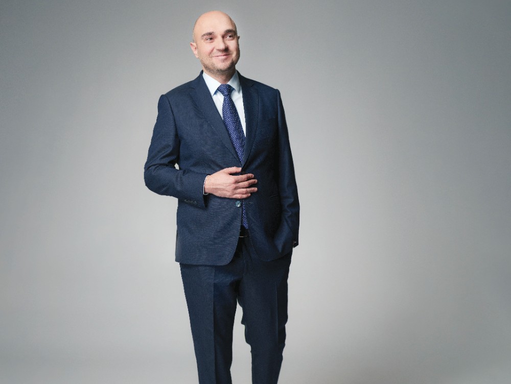 Povestea românului care, după ce și-a clădit o carieră de succes de bancher în țara băncilor, a preluat conducerea unei afaceri românești, căreia i-a crescut valoarea de patru ori, ducând-o spre pragul de un miliard