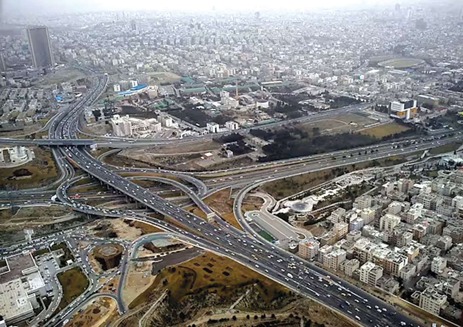 Iranul, trecut glorios, prezent în flăcări, viitor incert. Iranul, o țară muntoasă, are o rețea de autostrăzi de aproape 25.000 de km. Prima a fost inaugurată în 1966. România are 1.400 de km de autostradă. A1 a fost dată în folosință în 1972
