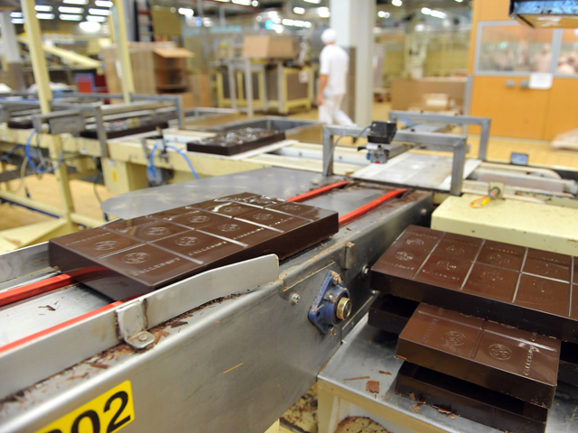 Căderea prețului la cacao lovește cel mai mare producător de ciocolată din lume: Compania elvețiană Barry Callebaut reduce drastic estimările de profit pentru anul fiscal 2025-2026. Acțiunile pierd 17% doar într-o singură zi