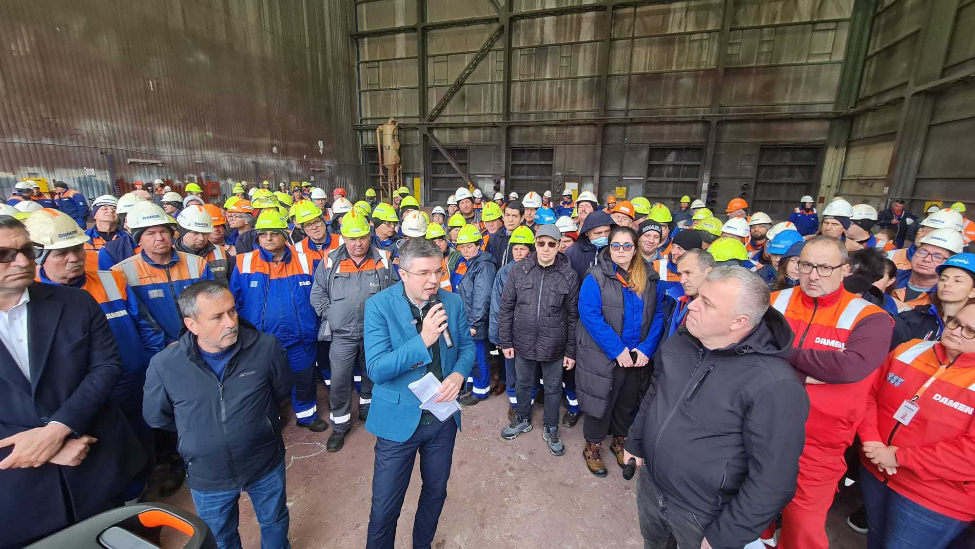 Sute de angajați ai șantierului naval Damen Mangalia au așteptat  azi  să afle ce se întâmplă după anunțarea falimentului