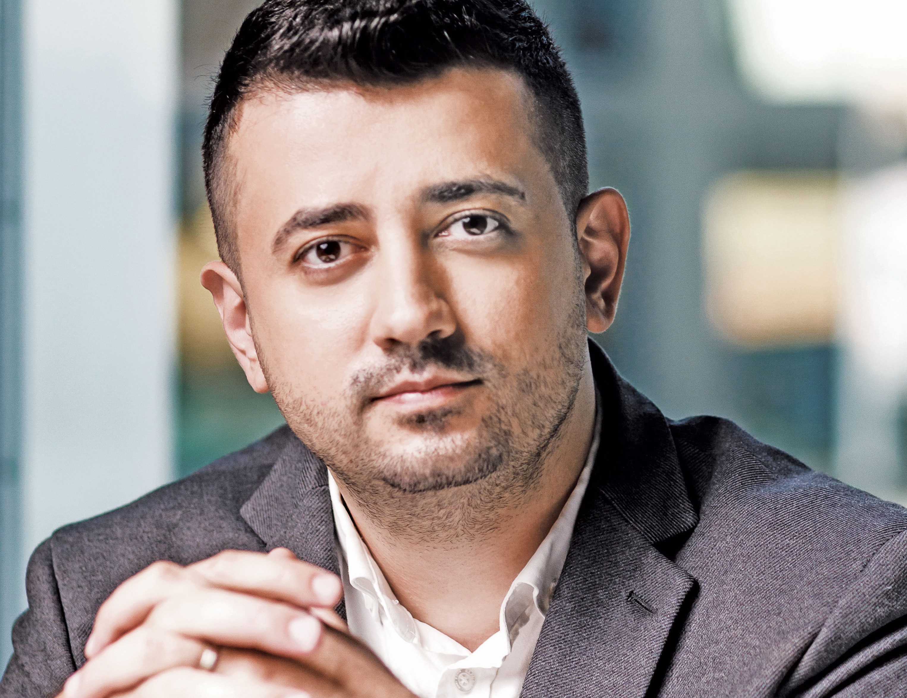 Cine este tânărul care a transformat o afacere începută într-un apartament din România cu doar 500 de euro într-un adevărat gigant, cu aproape 100 de magazine în toată țara și afaceri de milioane