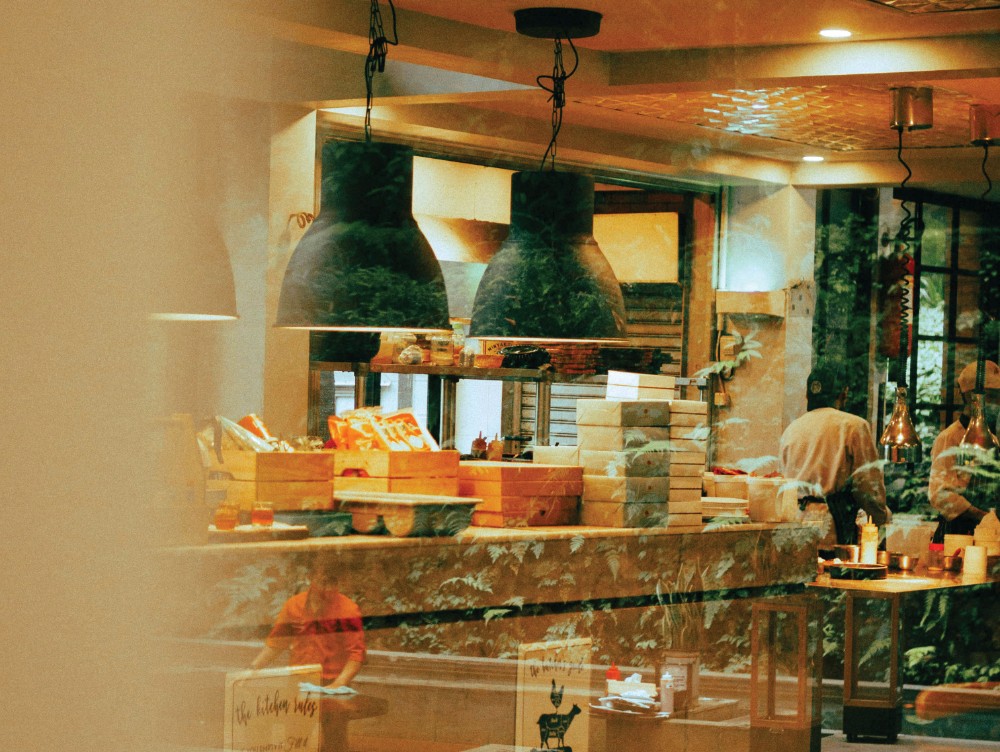 Care este experiența culinară a clasei muncitoare din Parisul secolului XIX ce remodelează acum economia restaurantelor din Franța