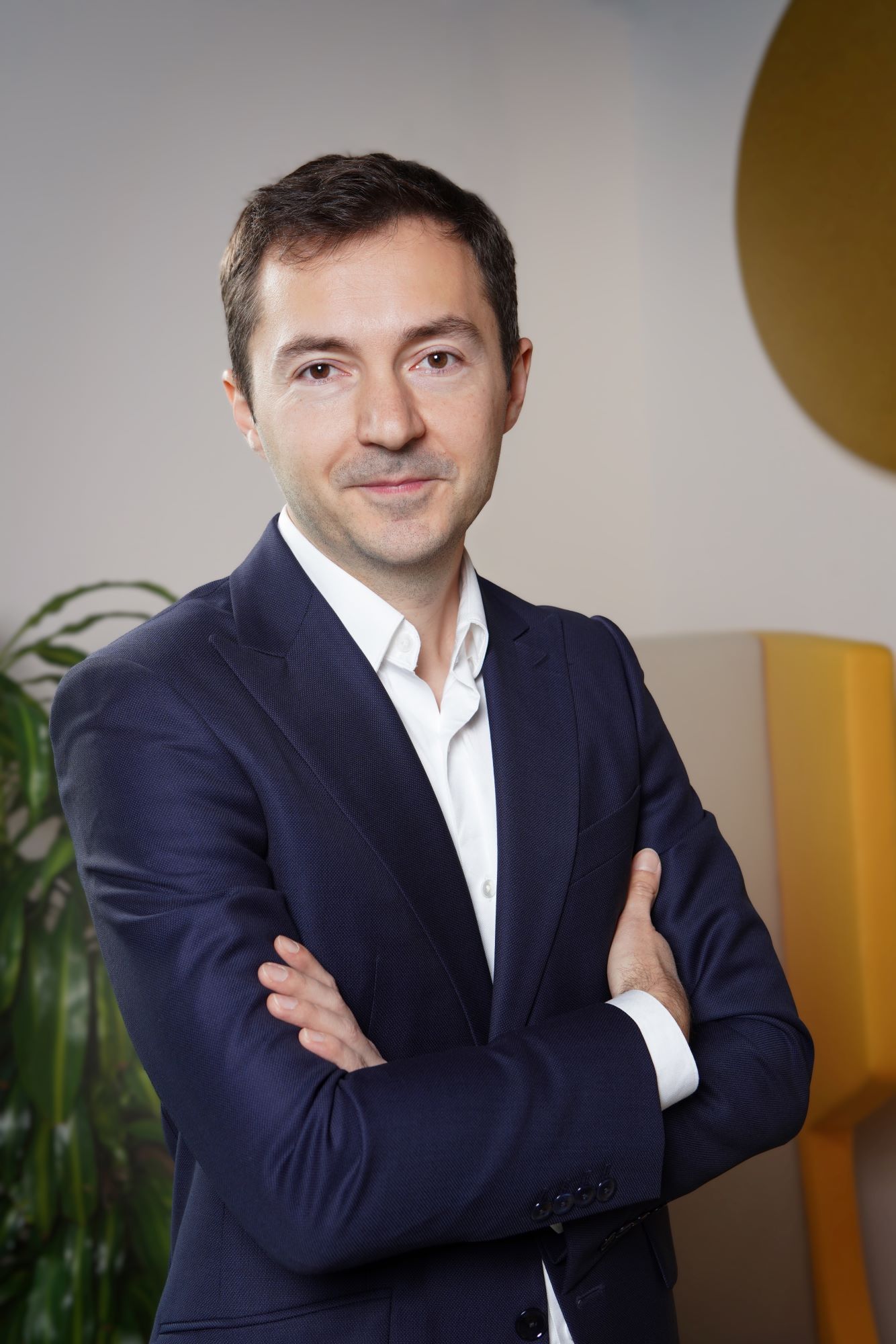 Colliers: Interesul românilor pentru cumpărarea unei locuințe crește, dar numărul de tranzacții realizate scade. ”Creșterea prețurilor, costul finanțării și oferta limitată de locuințe noi fac ca decizia de cumpărare să fie amânată, mai ales în rândul tinerilor. În paralel, chiria devine o soluție folosită pe termen mai lung”