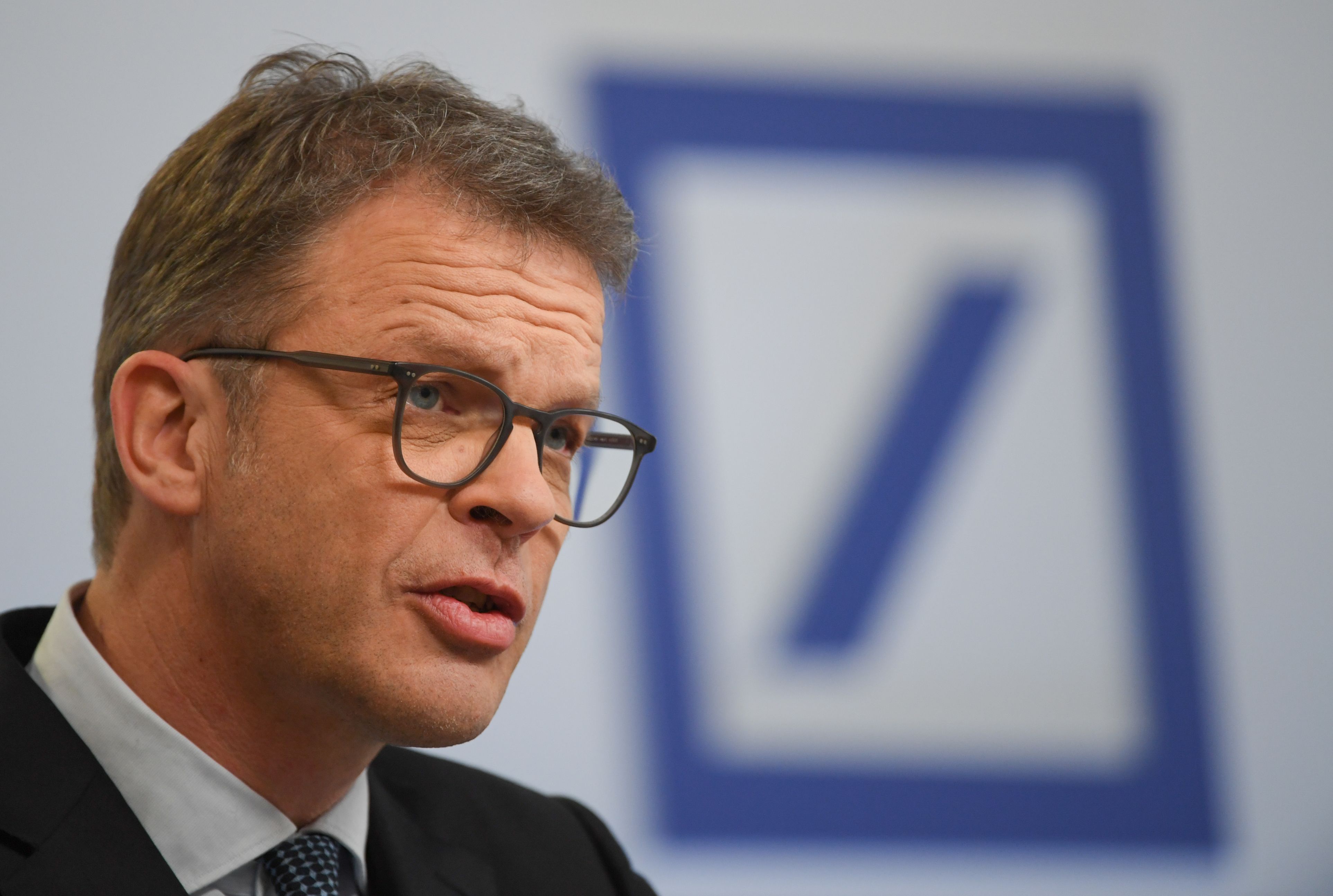 De la criză la milioane: Cum șeful Deutsche Bank a pariat pe propria bancă, și-a investit salariul lună de lună și a transformat un gest de încredere într-o avere de peste 40 de milioane de euro, pe fondul unei reveniri spectaculoase a acțiunilor