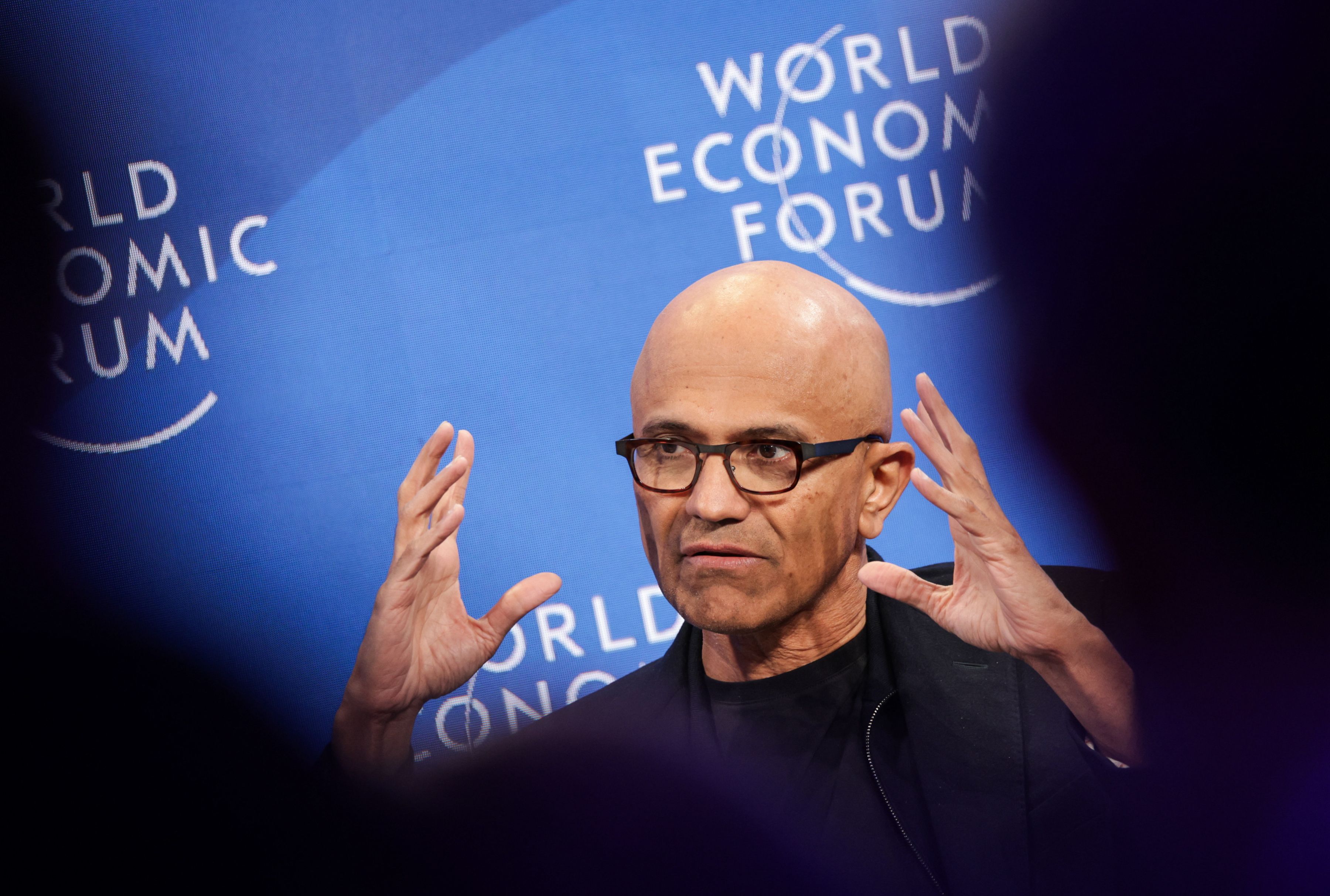 Satya Nadella, șeful Microsoft, deschide șampania: Gigantul tehnologic raportează venituri de 82 de miliarde și profit ușor peste așteptări pentru primul trimestru din 2026, cu inteligența artificială conturându-se ca motor de creștere