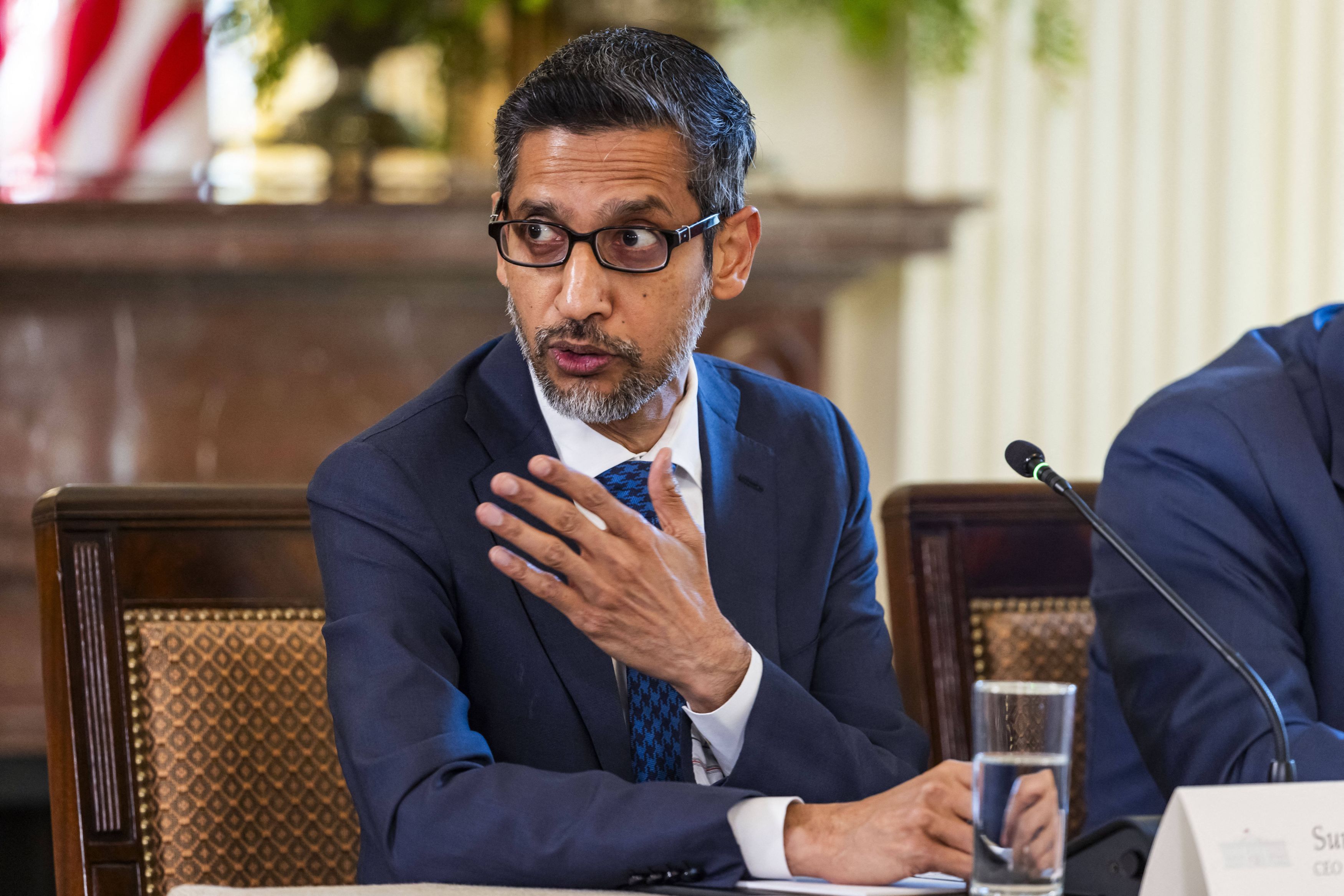 Peste 560 de angajați Google au semnat o scrisoare deschisă către CEO-ul Sundar Pichai, cerându-i să refuze folosirea AI de către guvernul SUA în operațiuni militare.„Vrem să vedem AI-ul aducând beneficii umanității, nu fiind folosit în moduri inumane sau extrem de dăunătoare"