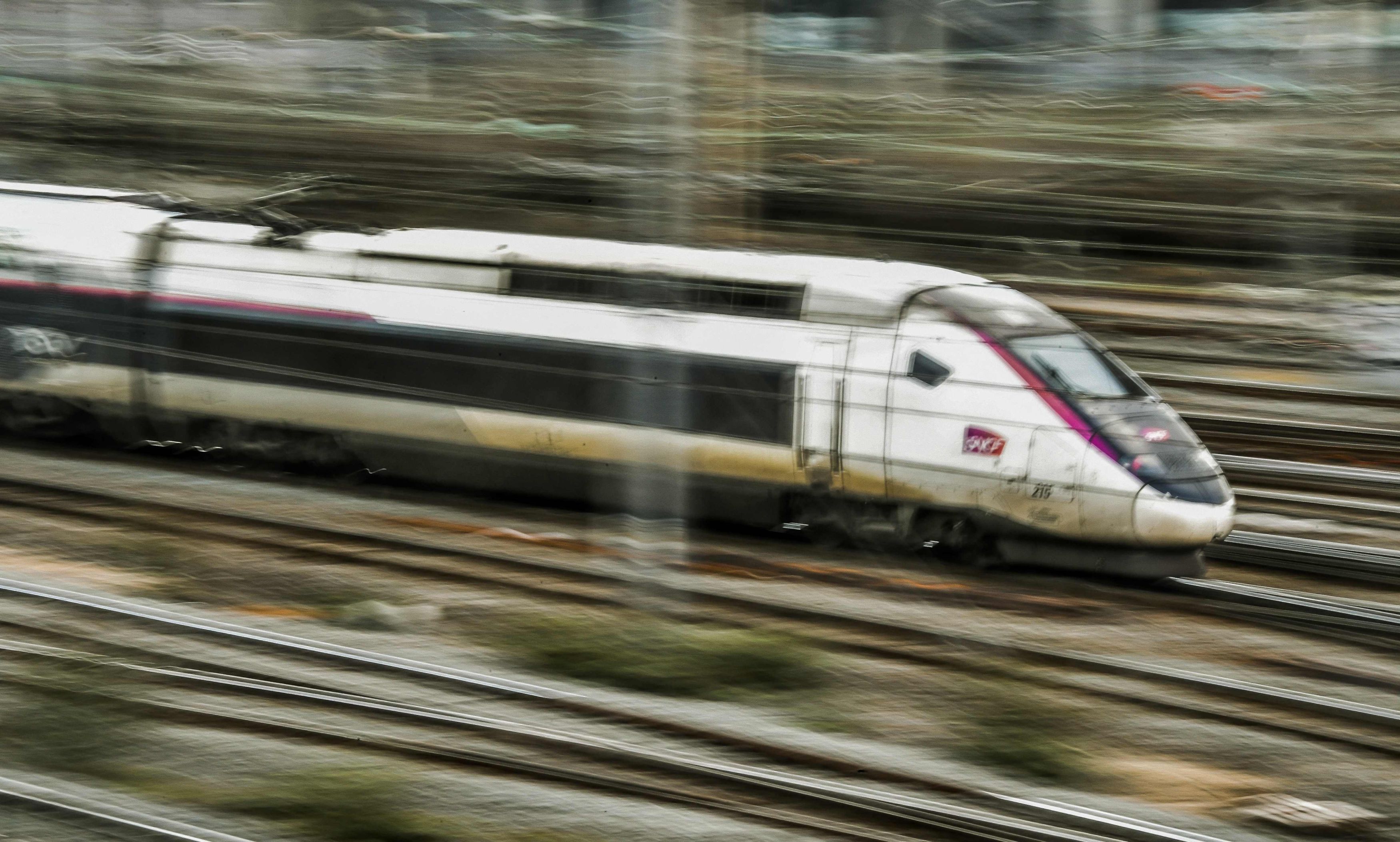 Un tren TGV s-a ciocnit cu un camion în Franța: mecanicul a murit, iar 27 de persoane au fost rănite