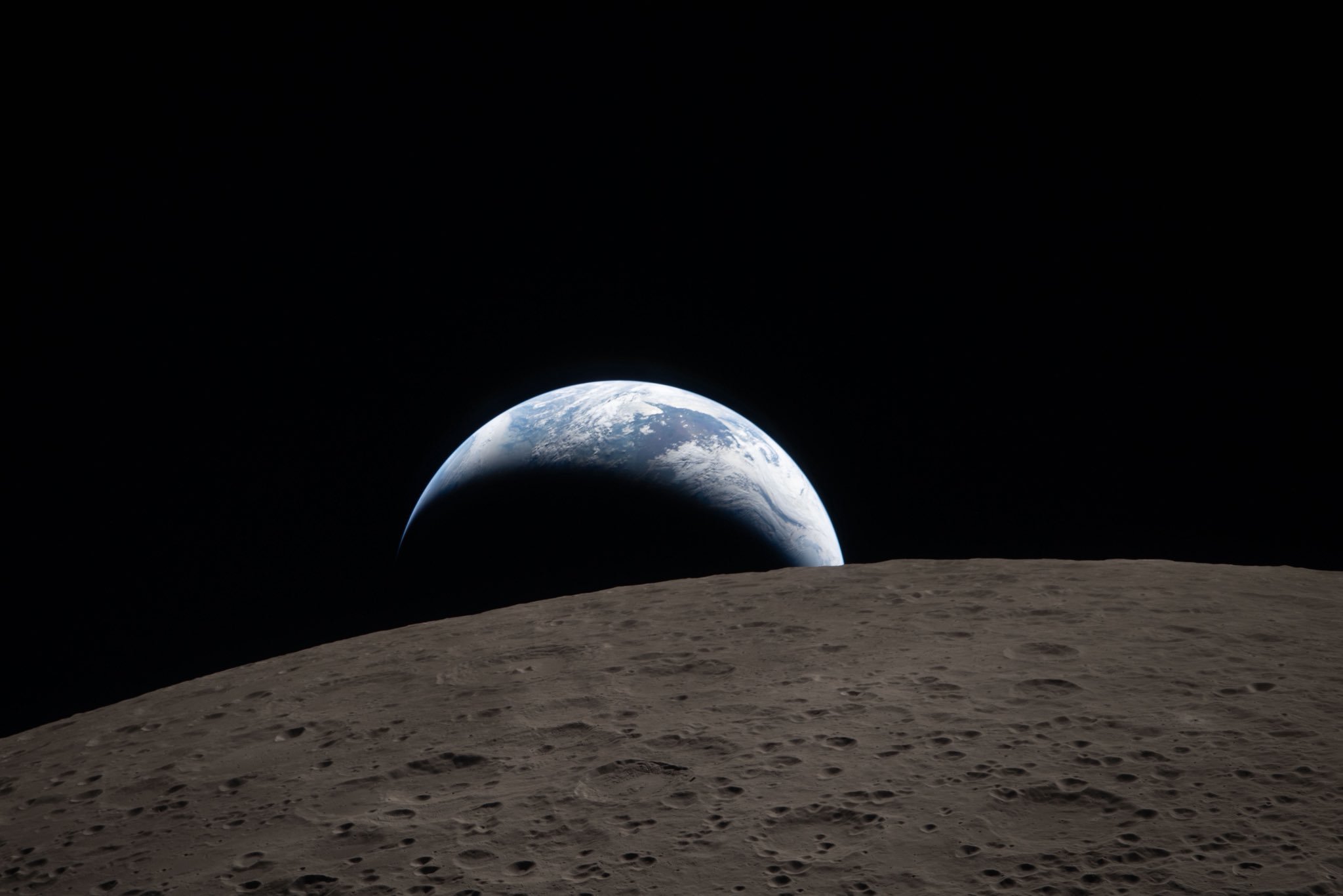 Astronauții misiunii Artemis II revin spre Pământ după ocolul Lunii, la 400.000 de km distanță, fiind cea mai mare depărtare la care au ajuns vreodată oameni în spațiu