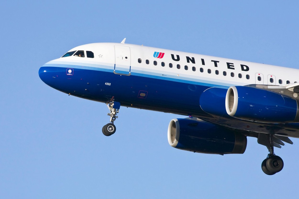 Un nou gigant aviatic? Directorul general al United Airlines a sugerat o posibilă fuziune cu American Airlines