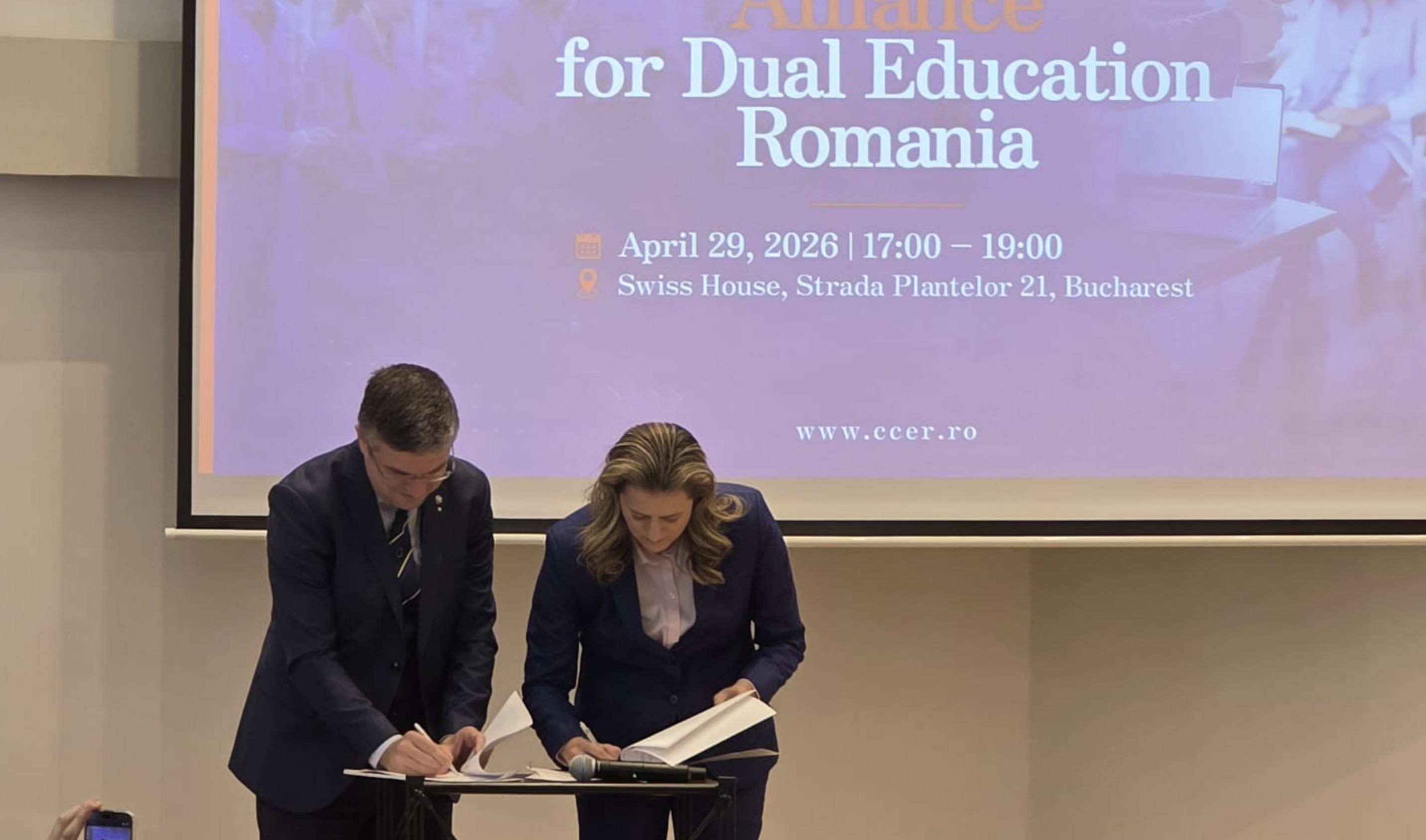 Mai multe camere de comerț străine, organizații de business și organizații ale elevilor și părinților au format o alianță pentru dezvoltarea învățământului dual și calificarea viitoarei forțe de muncă