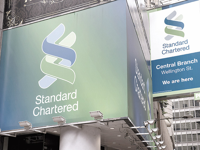 Inteligența artificială începe să înlocuiască oamenii în marile bănci: Standard Chartered anunță peste 7.000 de concedieri pentru a automatiza operațiunile