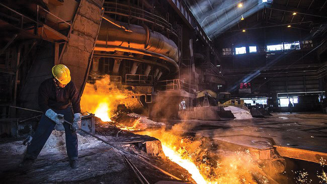 Cifra de afaceri din industrie  a scăzut în primele trei luni ale anului cu 2,1%. Cele mai mari scăderi au fost în industria energetică (-5,5%) și a bunurilor de folosință îndelungată (-5,3%)