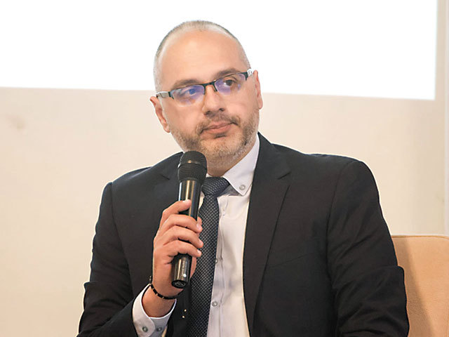Cooperativa Agricolă Dobrogea Sud, cu 50 de fermieri care lucrează 20.000 de hectare, a luat fonduri pentru a face un depozit de cereale în județul Constanța. Bogdan Roșca, director executiv: „În 17 ani de activitate, cooperativa s-a înrădăcinat, iar acum ne alungim tulpina“