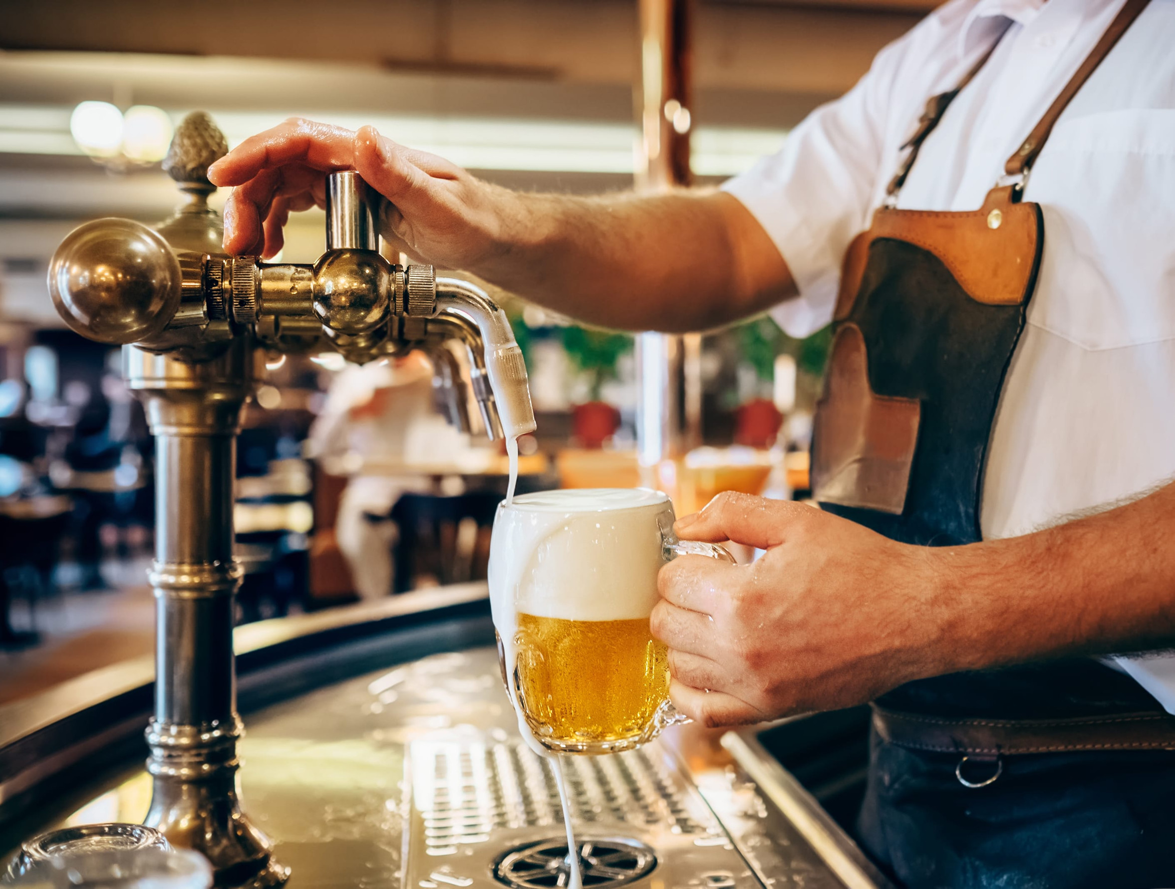 Cum schimbă noua generație de consumatori piața berii: producătorii pariază tot mai mult pe produse fără alcool și intră chiar în noi segmente de piață