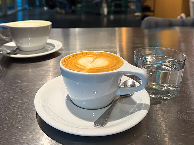Analiză ZF. Starbucks închide cafenele în România și dă vina pe scăderea consumului. E acesta motivul sau modelul nu mai are tracțiune pe plan local? Industria cafenelelor din România este una extrem de fragmentată