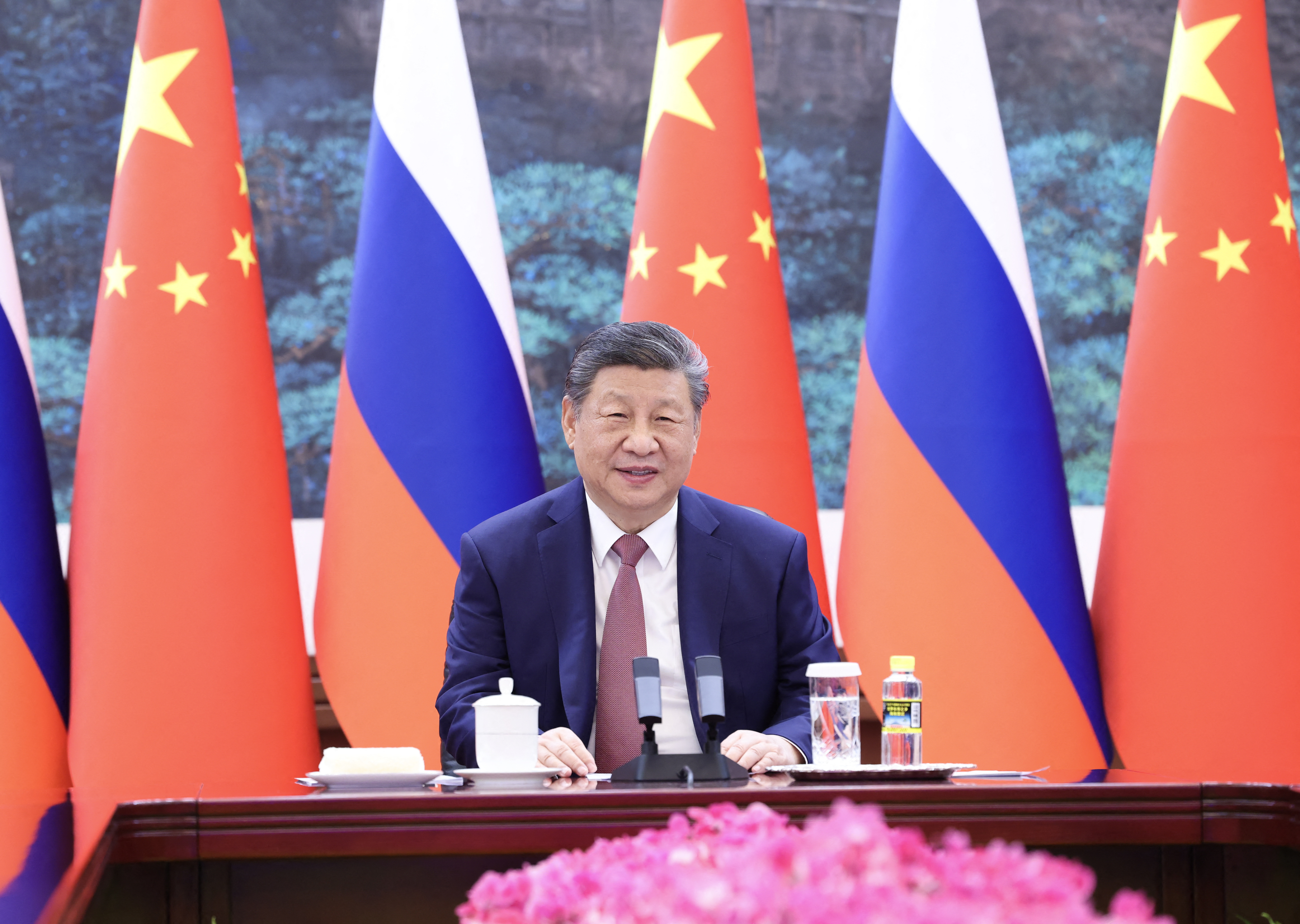 Președintele Xi Jinping l-a avertizat pe Donald Trump că problema Taiwanului este esențială pentru relațiile dintre SUA și China. ”Dacă este gestionată greșit, cele două țări s-ar putea confrunta cu o confruntare sau chiar cu un conflict, împingând întreaga relație China-SUA într-o situație extrem de periculoasă”