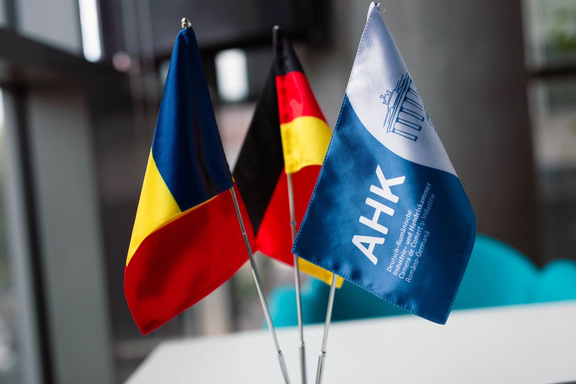 Ce spun companiile germane prezente în România? Tot mai mult pesimism la orizont, iar planurile de extindere se transformă încet în așteptare. Volker Raffel, președintele AHK România: „Avem nevoie de un semnal clar că este menținută credibilitatea finanțelor statului”