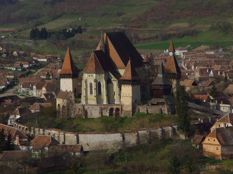 Care este satul din România cu doar 1000 de locuitori pe care toată lumea vrea să îl viziteze. Acesta este vizitat de zeci de mii de turiști anual