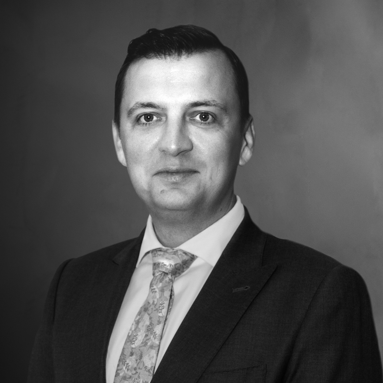 NN Pensii, cel mai mare investitor de la Bursa de Valori București, a întrebat Banca Transilvania, liderul pieței bancare, dacă războiul din Iran a schimbat comportamentul clienților corporativi. Răspunsul: niciun efect vizibil, dar impactul apare de obicei cu întârziere