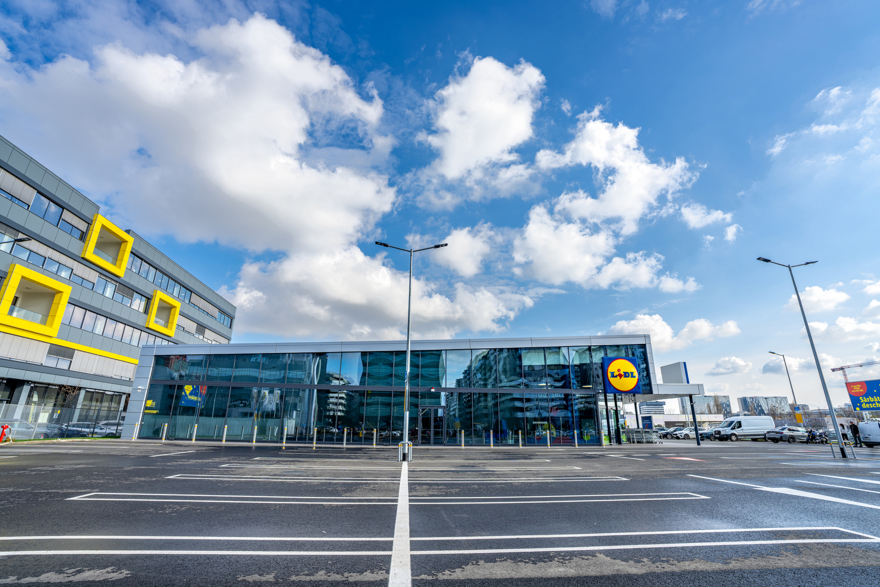 Nemții de la Lidl, liderul comerțului local, și-au majorat afacerile din România cu 10% anul trecut, în ritm cu inflația, un semnal prost pentru evoluția consumului