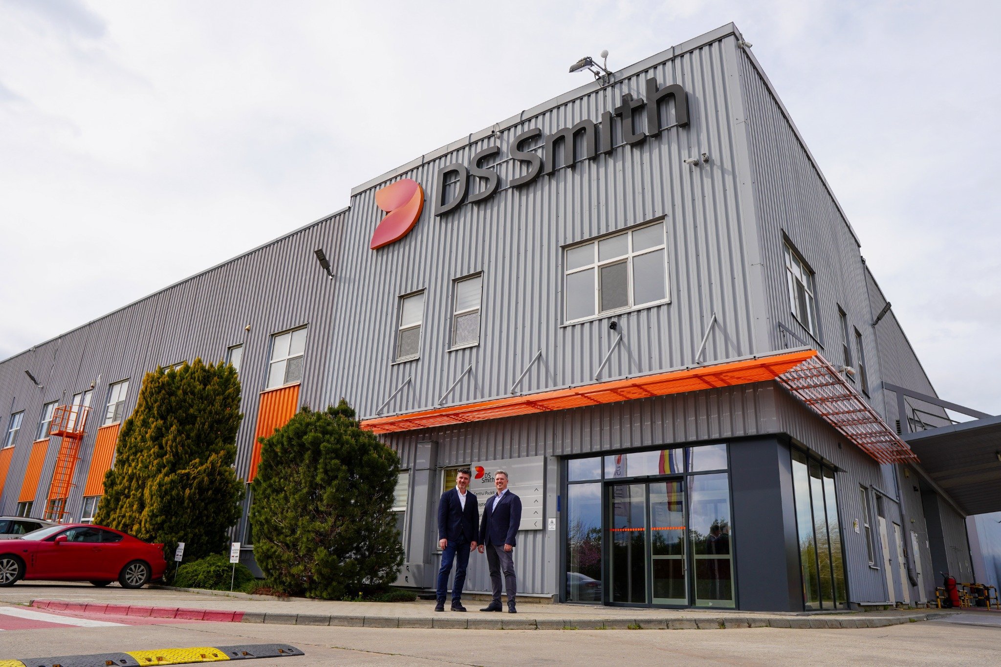 Producătorul de ambalaje DS Smith modernizează fabrica din Timișoara printr-o investiție de 10,5 mil. euro și alocă alte 3,6 mil. euro pentru unitatea din Ghimbav. “În ciuda unui context economic provocator, rămânem concentrați pe dezvoltare”