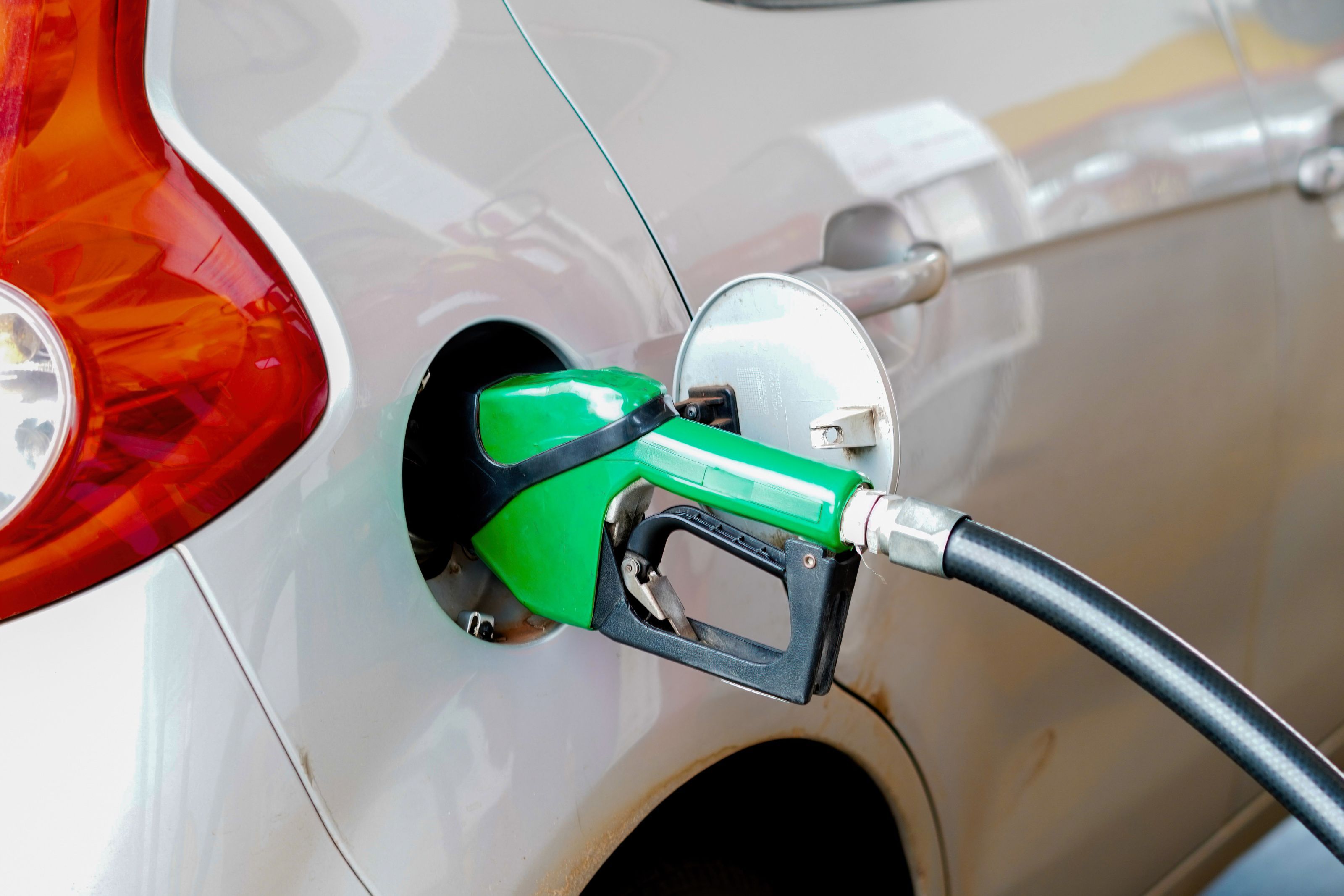 Veste bună înainte de weekend pentru șoferi. Prețul carburanților scade în București, pentru prima dată în ultimele săptămâni