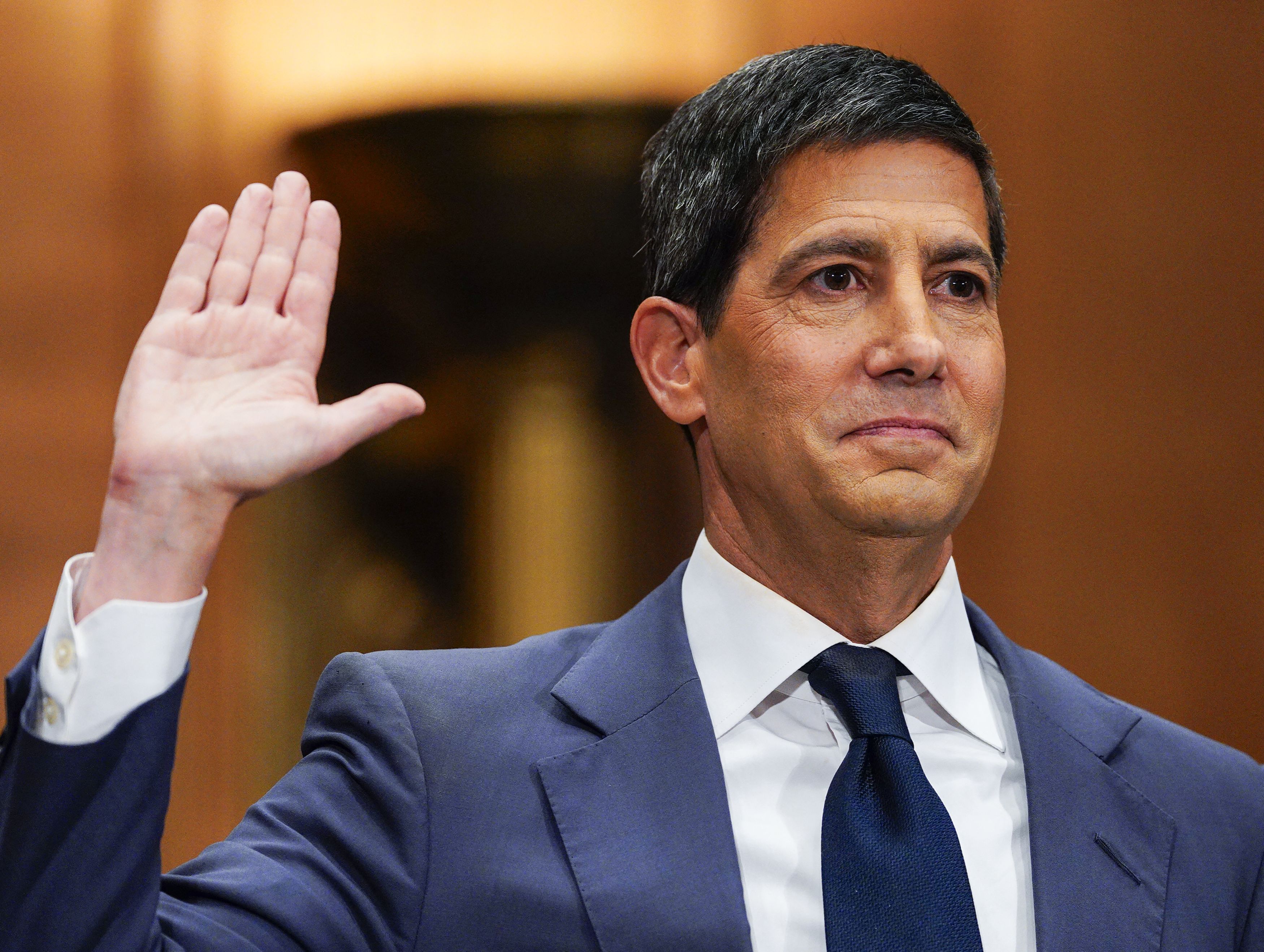 Kevin Warsh devine oficial președintele Rezervei Federale americane, cea mai influentă bancă centrală din lume. Trump, la ceremonia de inaugurare: „Are abilități pe care foarte puțini oameni le au, înțelege multe domenii și este respectat de toată lumea”. Warsh va avea un mandat foarte dificil din cauza presiunilor de a scădea dobânzile, în ciuda inflației care crește