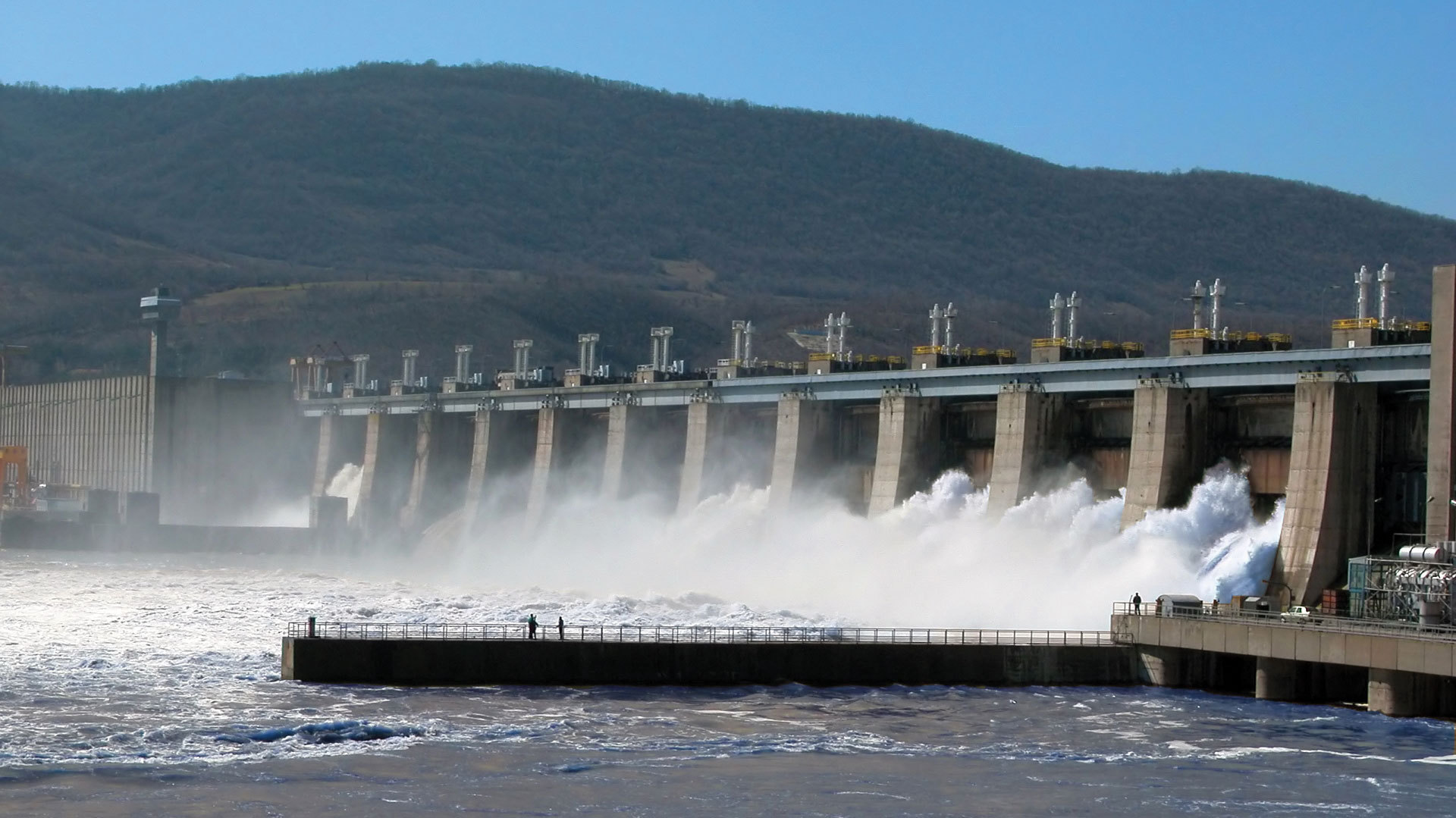 Producția totală de energie electrică a României s-a majorat în T1 2026 cu 8,8% față de perioada similară din 2025, timp ce importurile s-au redus cu 15%, iar consumul final a fost cu 2,2% mai mic