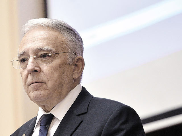 Prima declarație a guvernatorului BNR Mugur Isărescu după fluctuațiile cursului valutar în contextul crizei politice: Intervențiile BNR au fost mult, mult, mult mai mici decât au fost în 2025. Cursul de schimb pare ca și-a găsit un nivel de echilibru. Posibil să fie aici. Nu spun că trebuie să vă obișnuiti cu nivelul actual. Spun că e un curs de piață