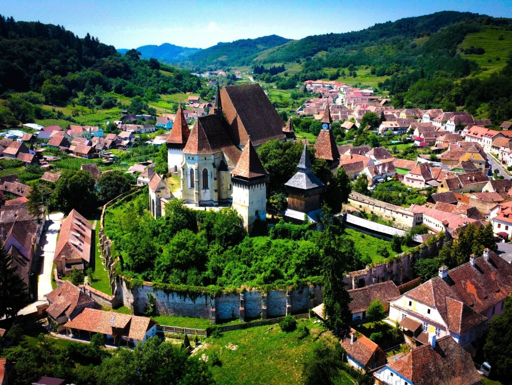 Care este și unde se află satul din România cu doar 1.000 de locuitori care este sufocat de zeci de mii de turiști, iar primarul spune și care sunt turiștii lui preferați