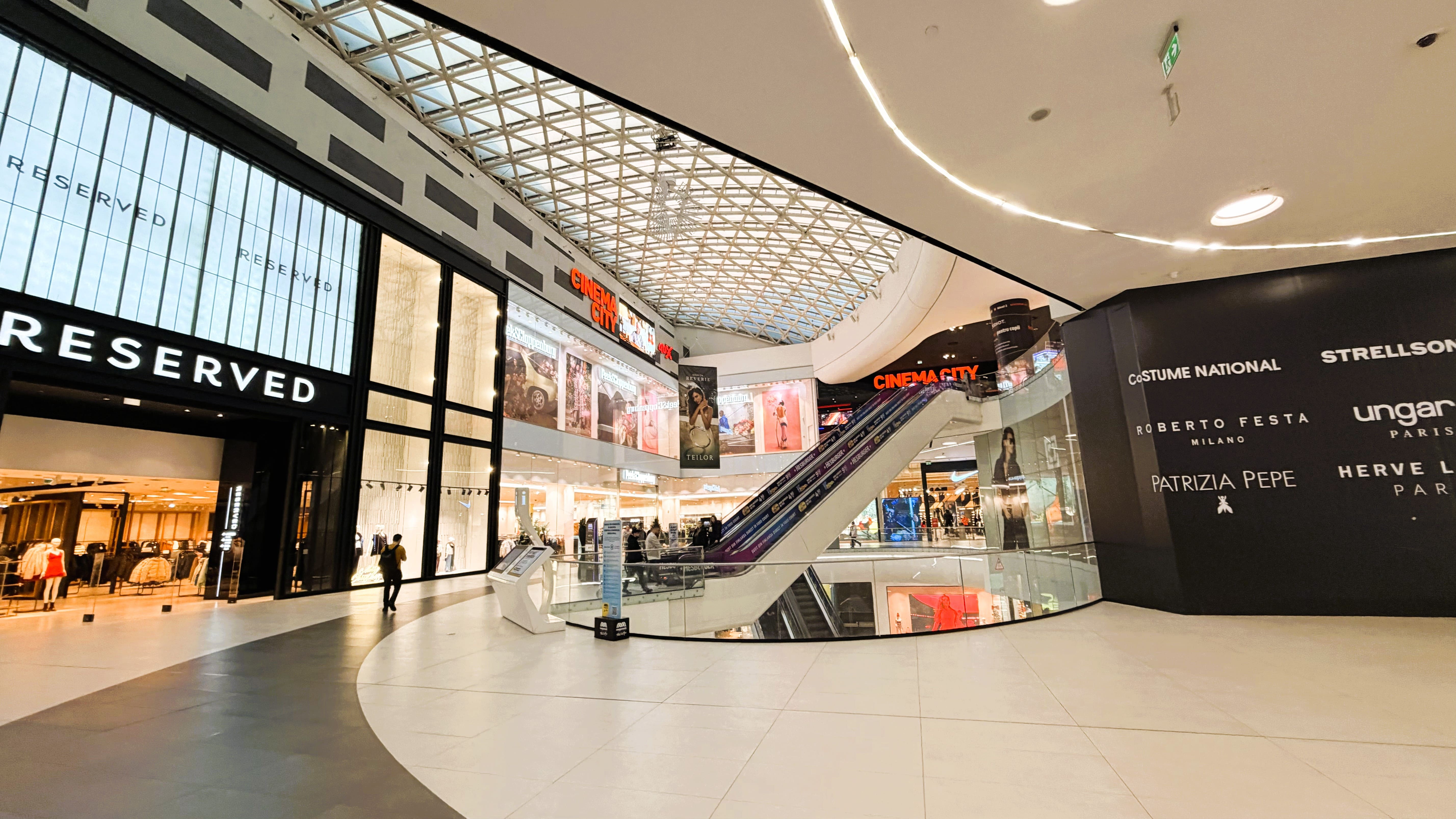 Mall-urile rămân un motor al consumului urban: românii au cheltuit în medie aproape 400 de lei la fiecare vizită în 2026, cu 17% mai mult decât acum doi ani