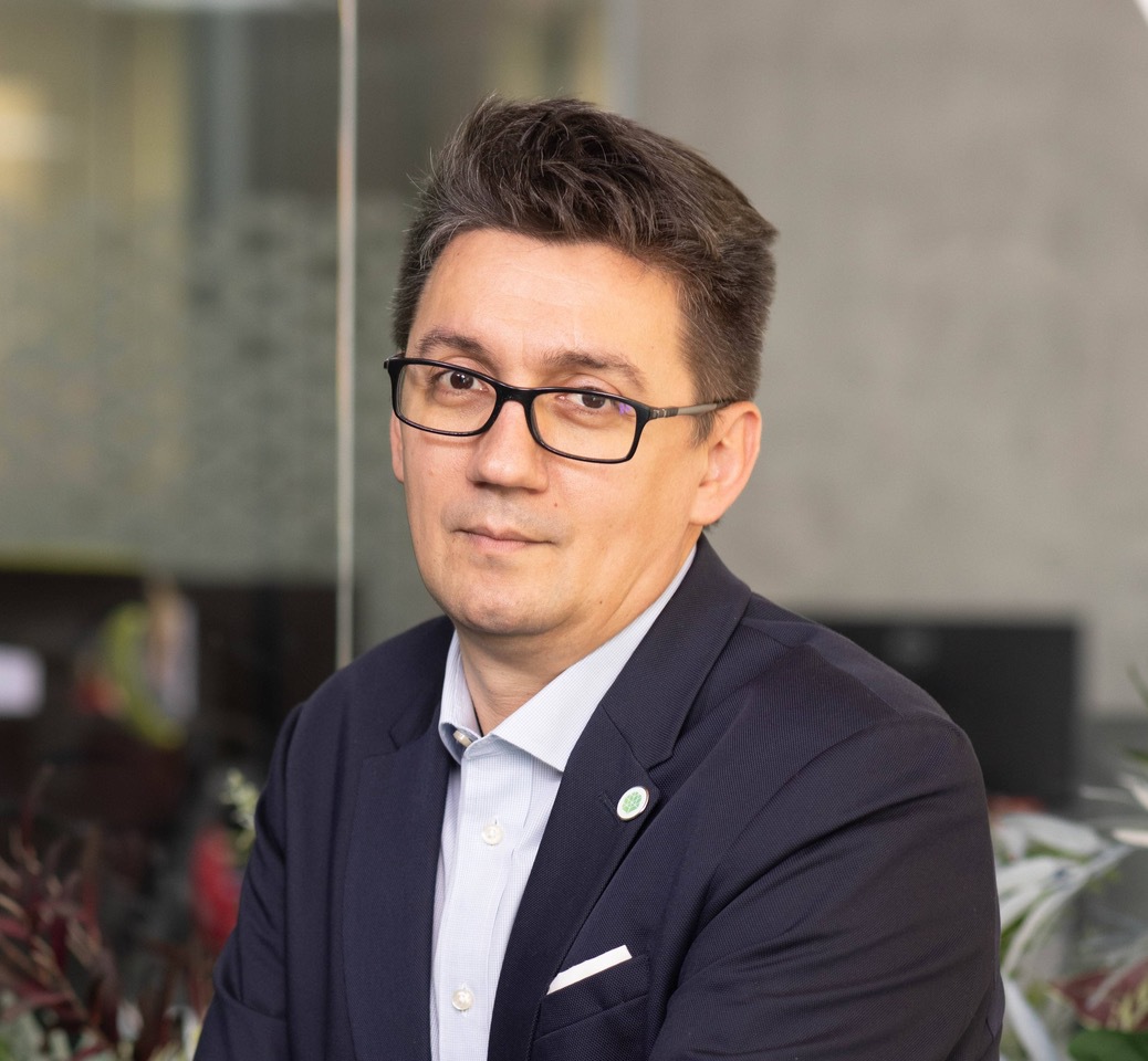 Simtel,  unul dintre cei mai importanți jucători din domeniul energiei regenerabile din România, a finalizat un proiect de stocare a energiei în baterii de 100 MW în județul  Caraș-Severin, realizat pentru Energy Capital Group, controlat de grupul GÜRİȘ din Turcia
