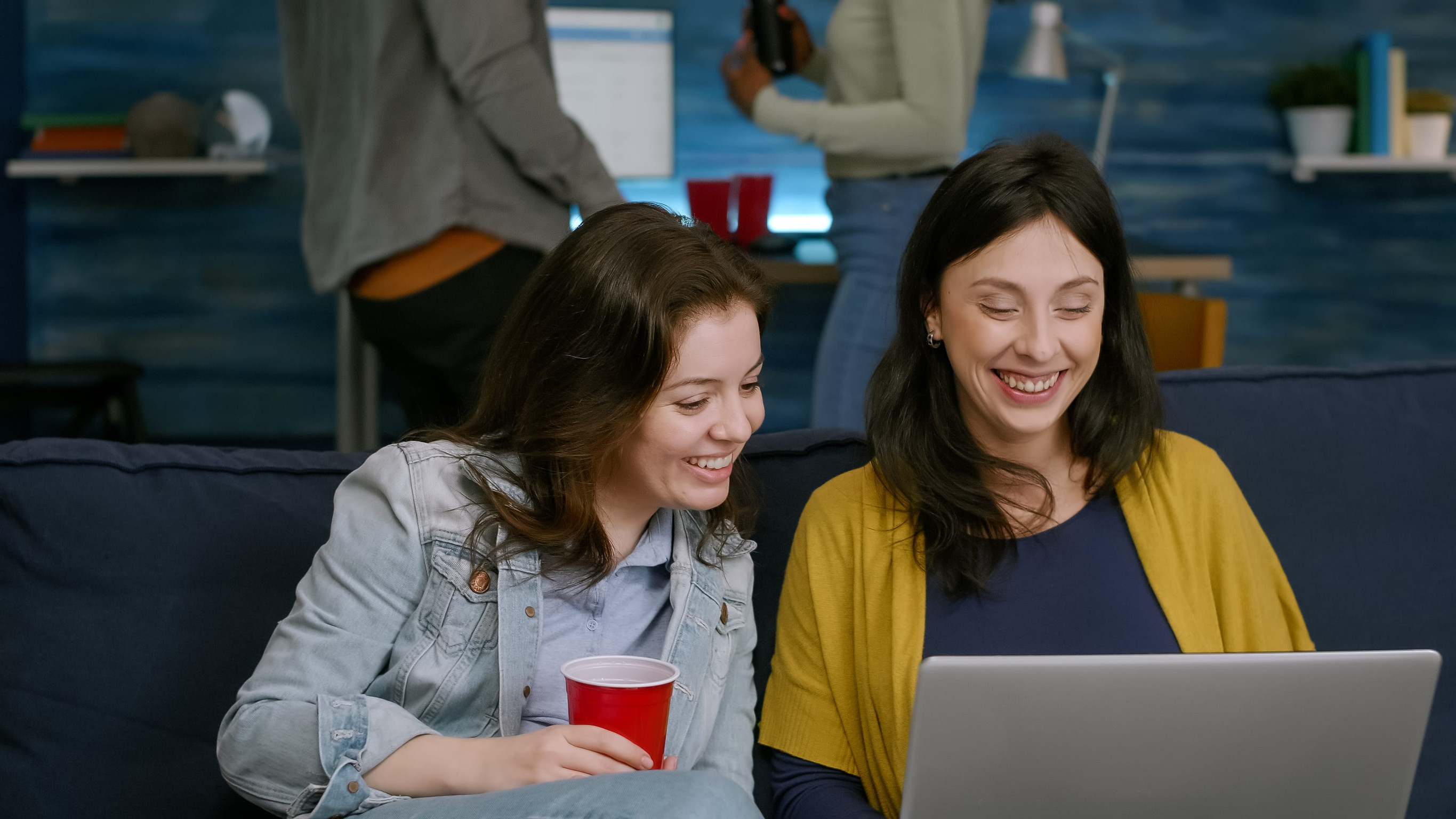Care sunt obiceiurile de consum ale tinerilor: 50% dintre ei evită publicitatea clasică, iar 97% consumă conținut preponderent de pe dispozitive mobile