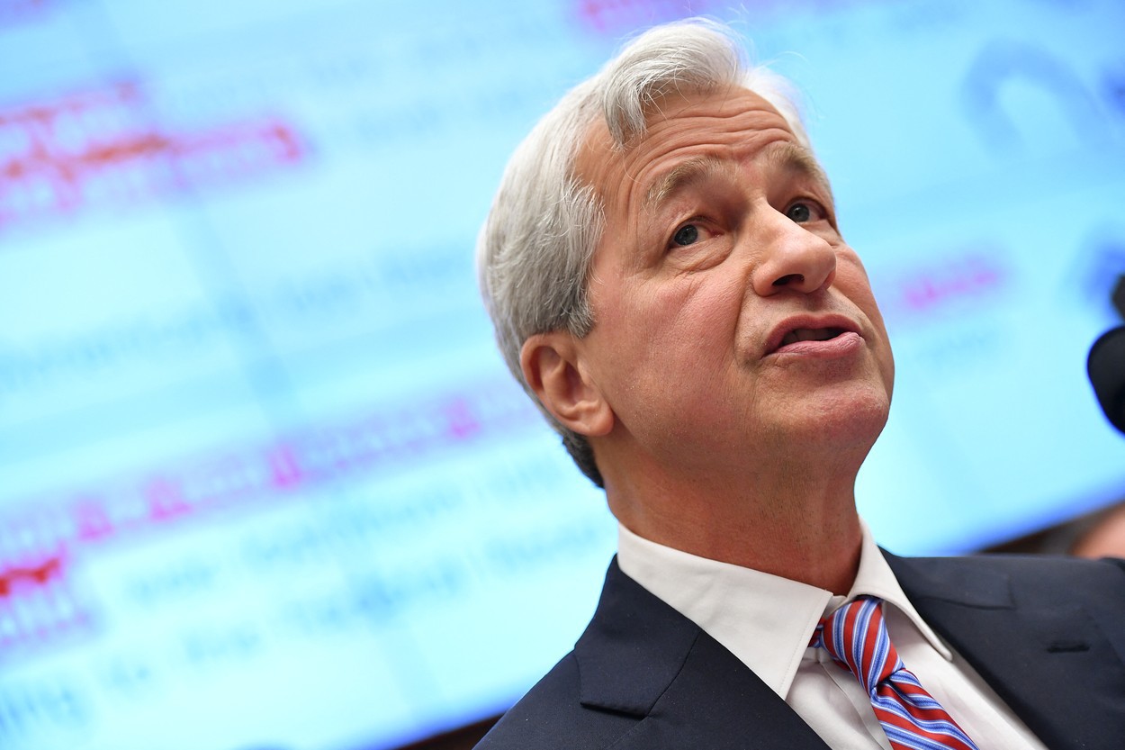 Jamie Dimon avertizează că inteligența artificială va reduce numărul bancherilor de pe Wall Street: JPMorgan va angaja mai mulți specialiști AI și tot mai puțini angajați tradiționali