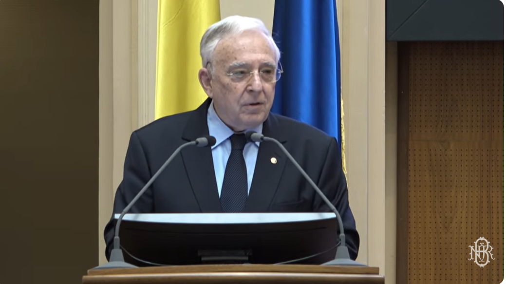 Mugur Isărescu, guvernator BNR, la prezentarea Raportului privind Inflația: România nu poate face simultan corecție fiscală și creștere economică bazată pe consum, pe majorarea veniturilor, deoarece cele două măsuri sunt conflictuale. Nu ne permitem reducerea TVA și indexarea pensiilor acum. Sub nicio formă