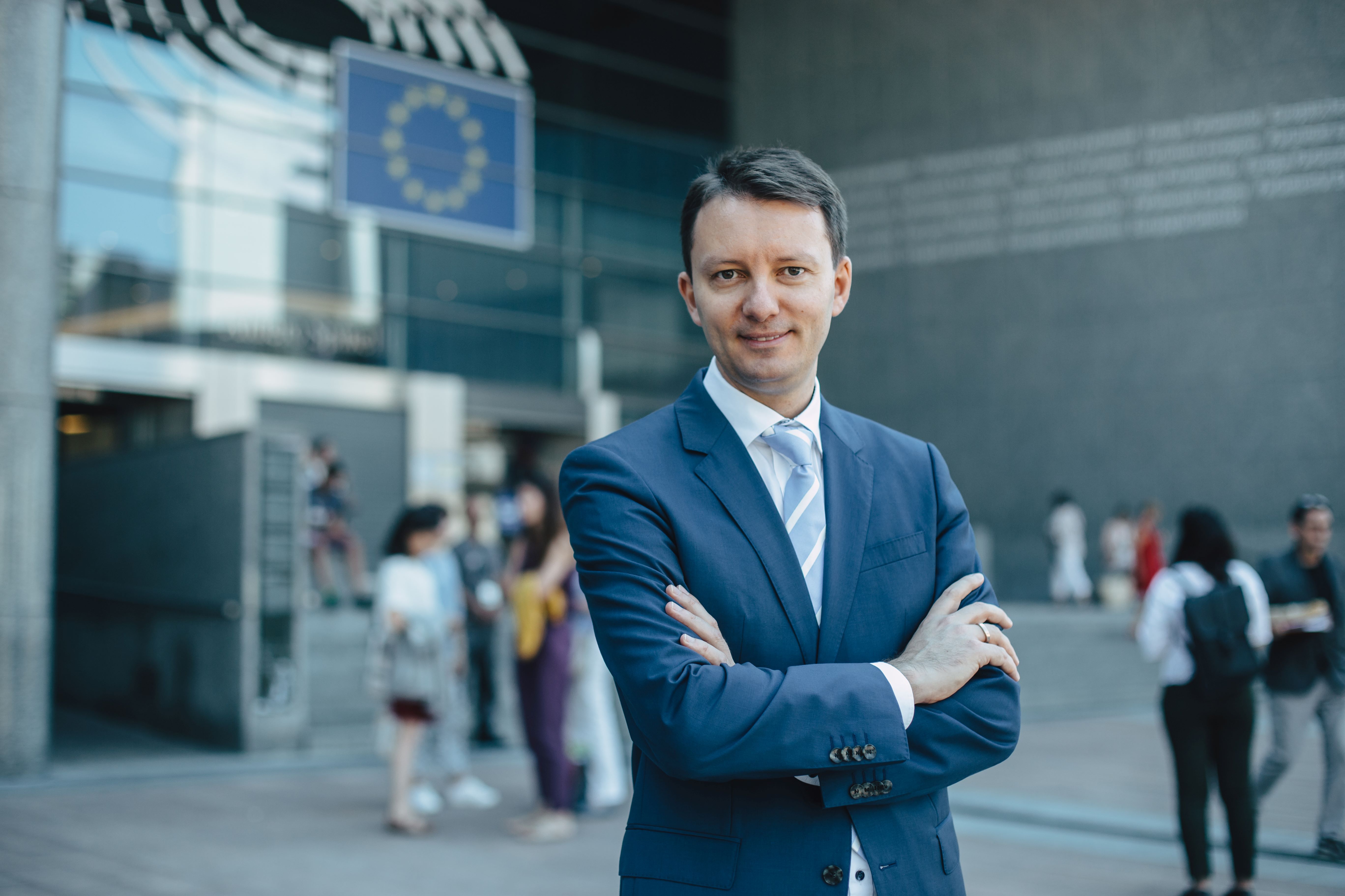 Cine este Siegfried Mureșan, omul propus de PNL, USR și UDMR, pentru funcția de prim-ministru al României? A studiat la ASE, s-a format profesional mai ales în instituțiile europene de la Bruxelles, a coordonat bugetul anual al UE și a contribuit la crearea mecanismului din care statele membre, inclusiv România, au finanțat PNRR