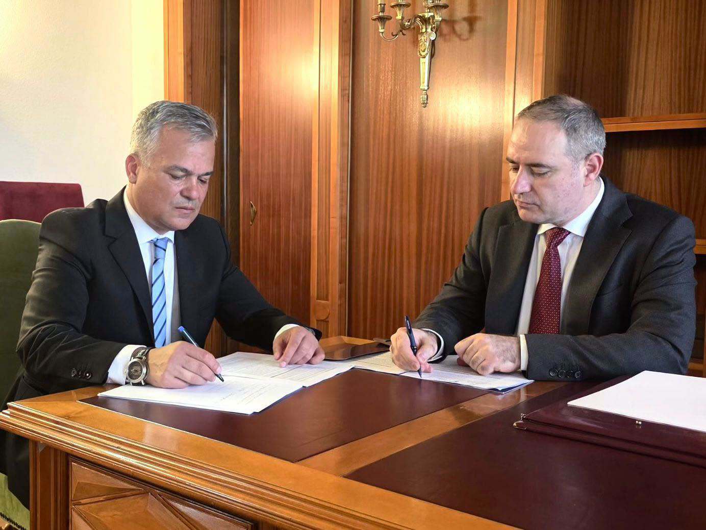 Premierul desemnat, Adrian Veștea, s-a întâlnit cu ministrul Finanțelor, Alexandru Nazare: Mi-am dorit continuitate la conducerea unuia dintre cele mai importante ministere. Știu că multă lume se așteaptă de la mine să promit o schimbare de 180 de grade. Nu voi face asta