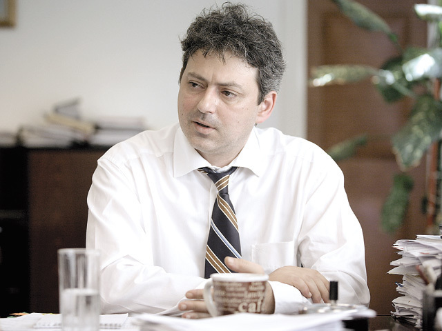 Hidroelectrica are un nou CEO: Consiliul de Supraveghere l-a numit pe Iulius Dan Plaveti, fost președinte al Complexului Energetic Oltenia, să preia conducerea celei mai valoroase companii listate la Bursa de Valori București, cu o capitalizare de circa 80 de miliarde de lei. Bogdan Badea s-a retras din cursă