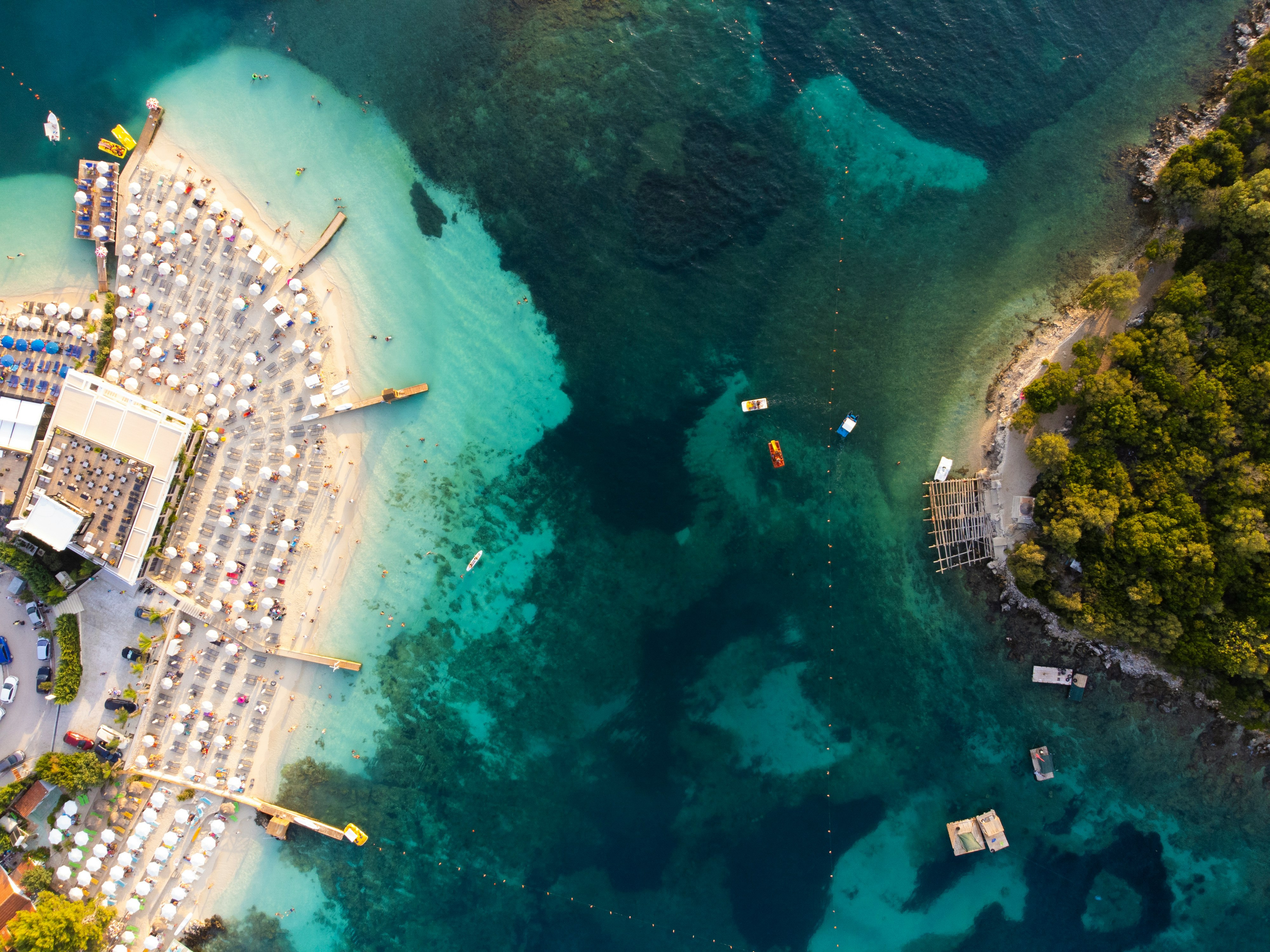Plaje cu nisip alb și ape turcoaz. „Maldivele Europei” atrag tot mai mulți turiști
