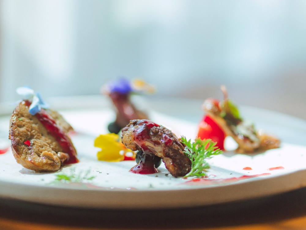 Drumul omului care a reușit să ajungă de la o mică fermă de la țară să construiască un imperiu cu zeci de restaurante
